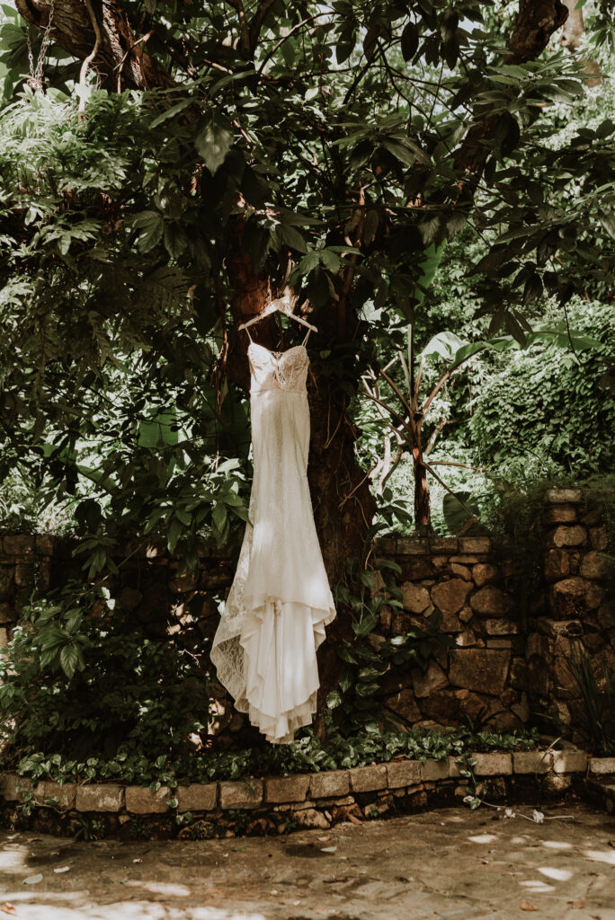 Foto detalle vestido de novia. Foto de preparativos de la novia. Traje de novia, en entorno natural con árboles. Boda en La Habana, Cuba 