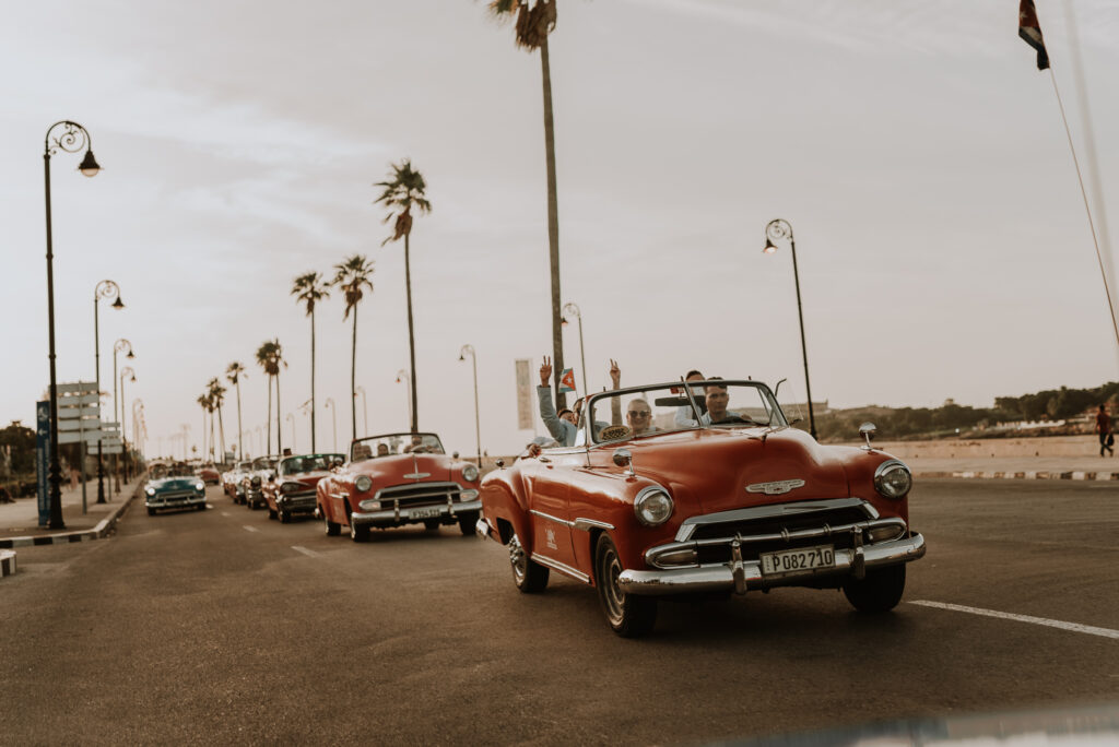 Caravana de autos antiguos por La Habana. Invitados de boda pasean en autos americanos antiguos por la ciudad