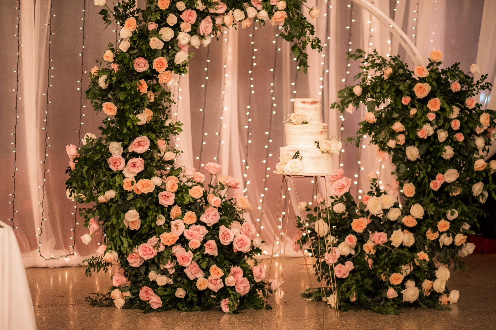 Arco de flores decorando el salón de la boda en Hotel Nacional de Cuba.