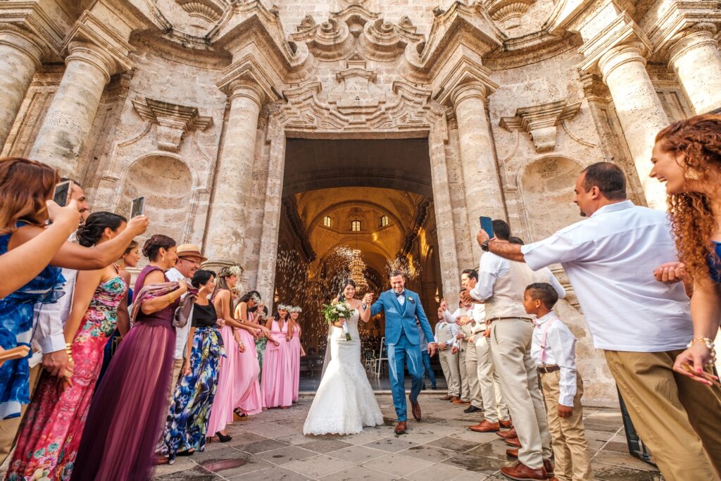 salida de los novios de la boda en la Catedral de La Habana