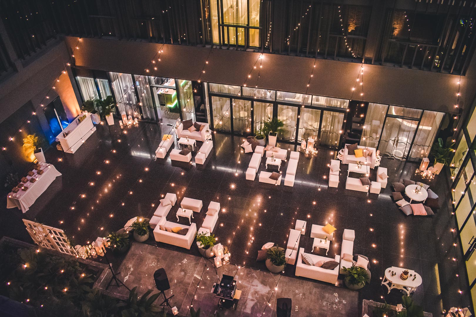Vista aérea del lounge iluminado con sofás blancos en el Hotel Grand Packard