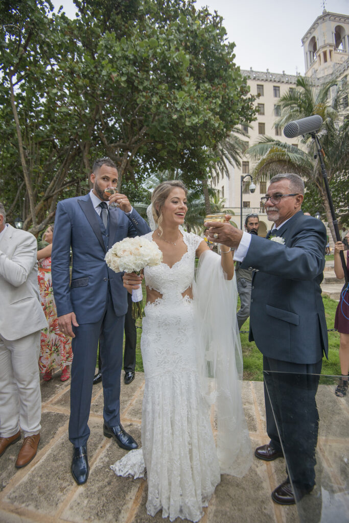 La novia toma una copa de la torre de champán tras la ceremonia en el Hotel Nacional de Cuba