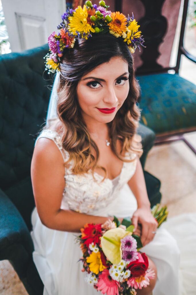 La novia sentada con su bouquet antes de la boda en el Club Habana