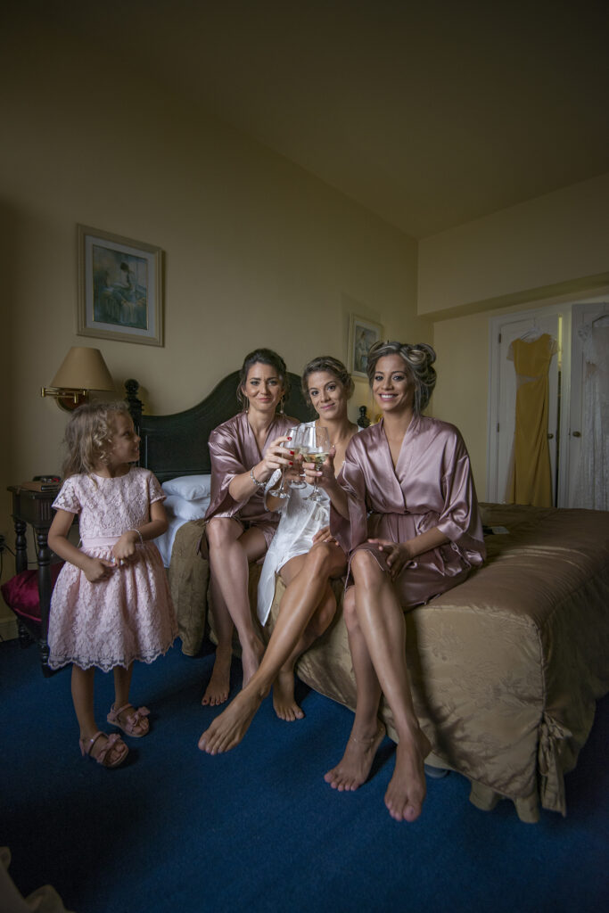 Peinada, maquillada y relajada, Glenda brindó desde la cama antes de ponerse el vestido.