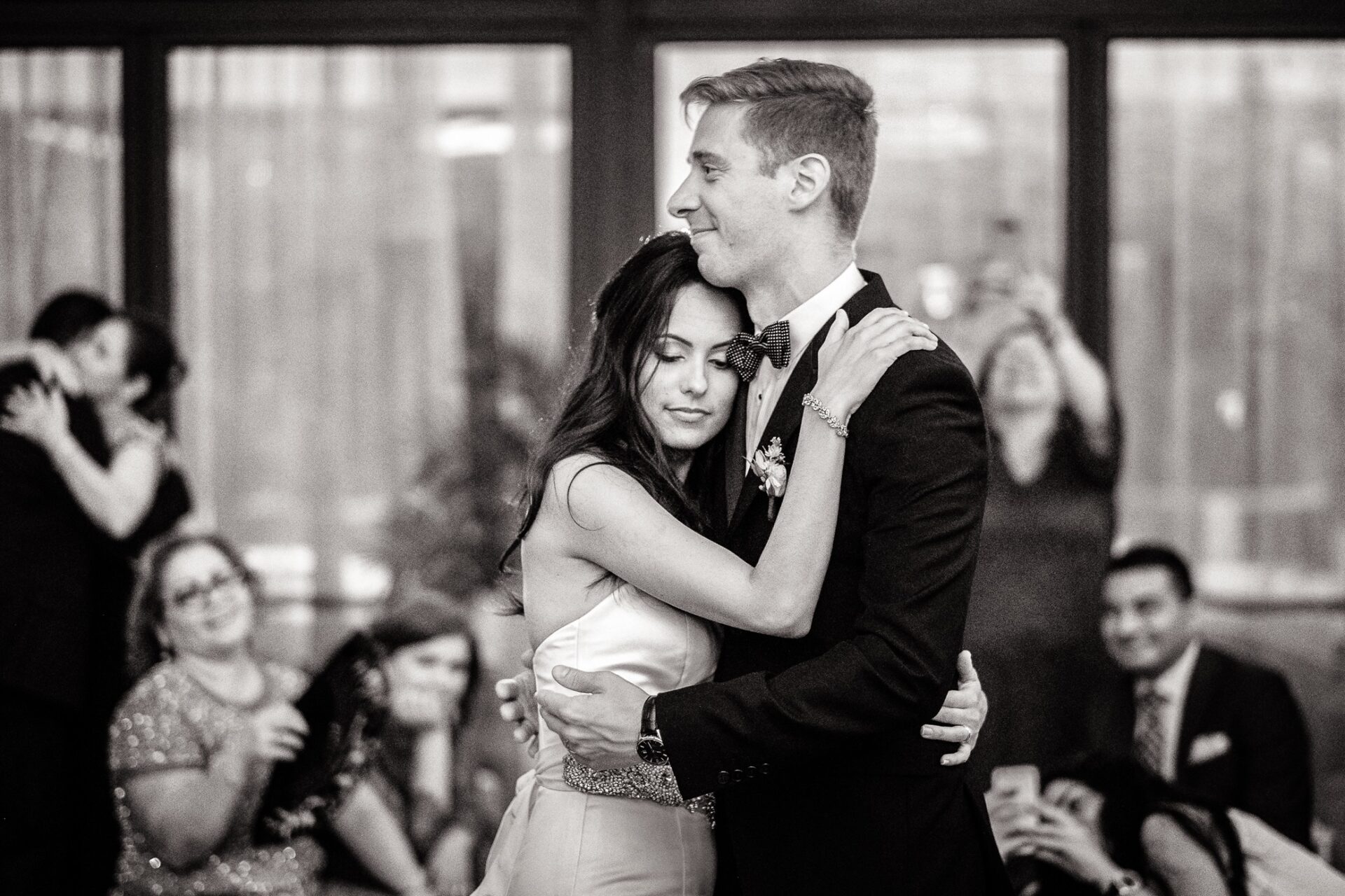 Novios abrazados durante su primer baile en el Hotel Grand Packard