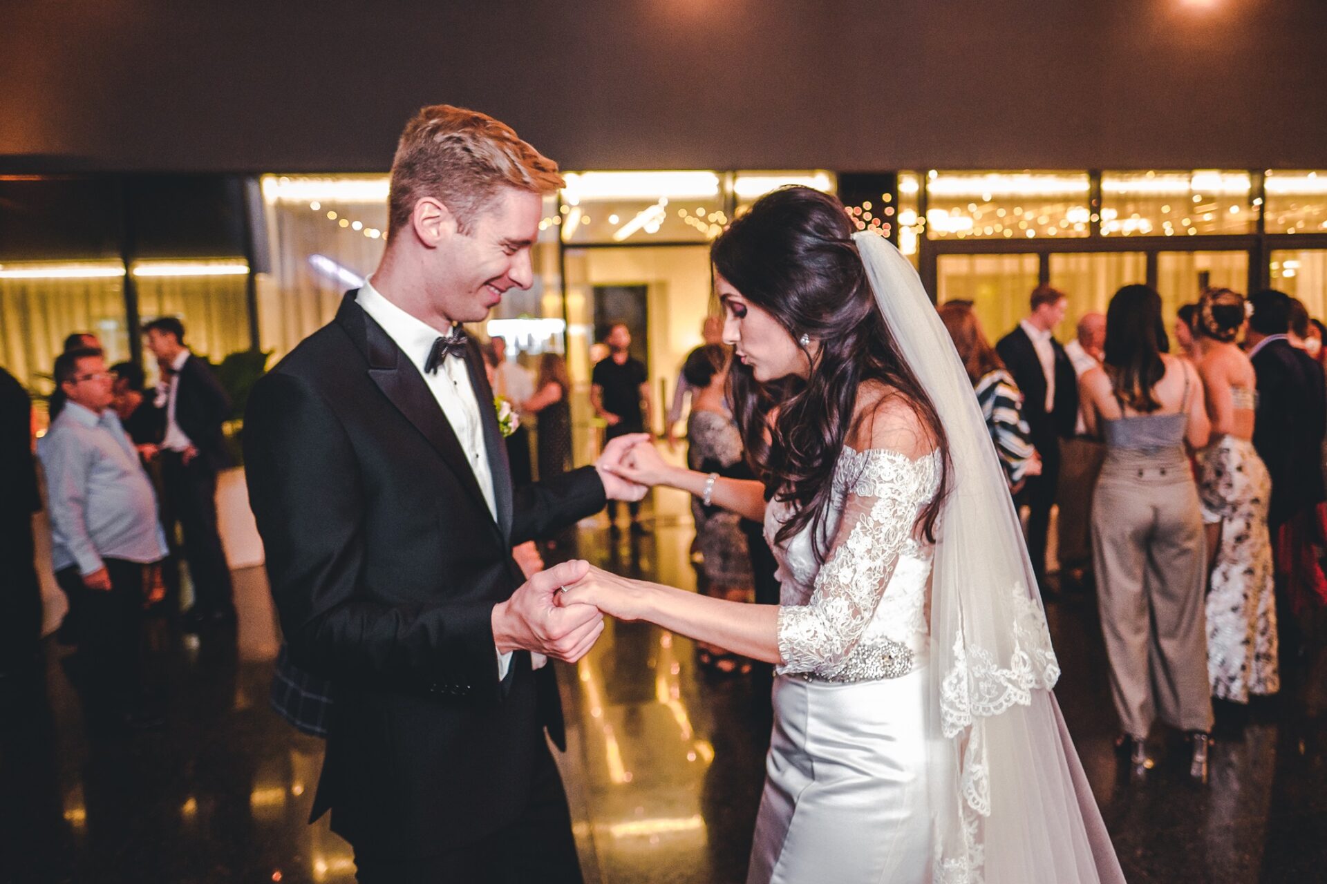 Novios bailando juntos en la recepción del Hotel Grand Packard