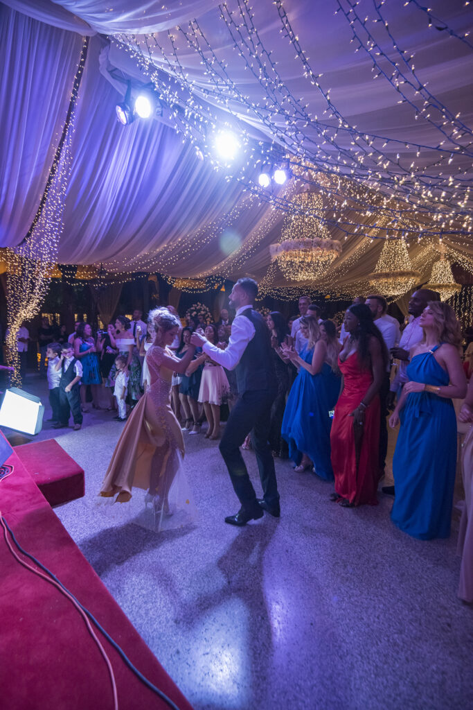 Glenda y Osmany bailando rodeados de invitados en su elegante boda en el Hotel Nacional de Cuba