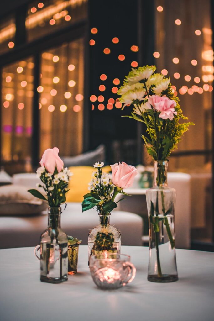 Centros de mesa con rosas rosadas y velas en el Hotel Grand Packard