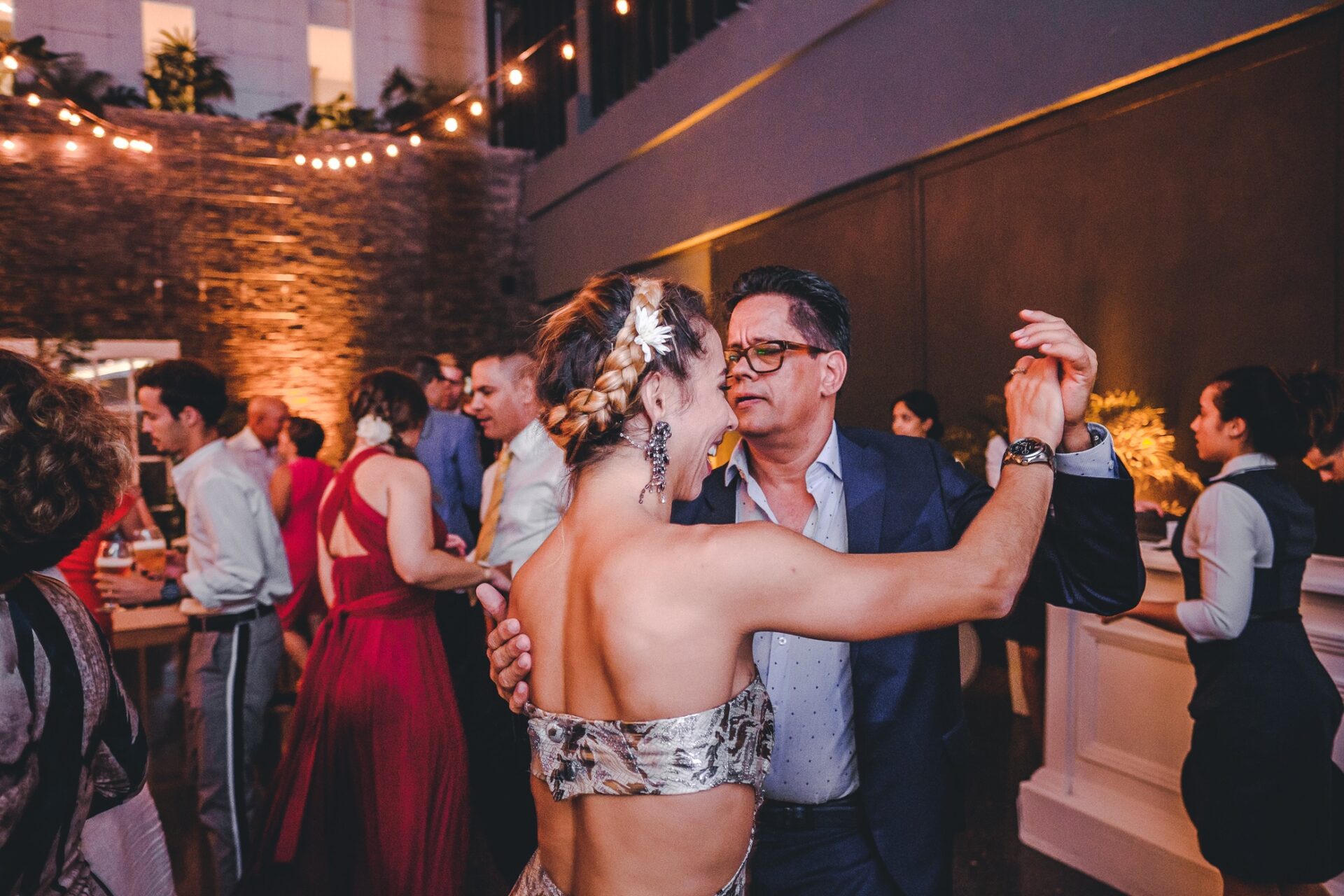 Pareja bailando durante la recepción en el Hotel Grand Packard