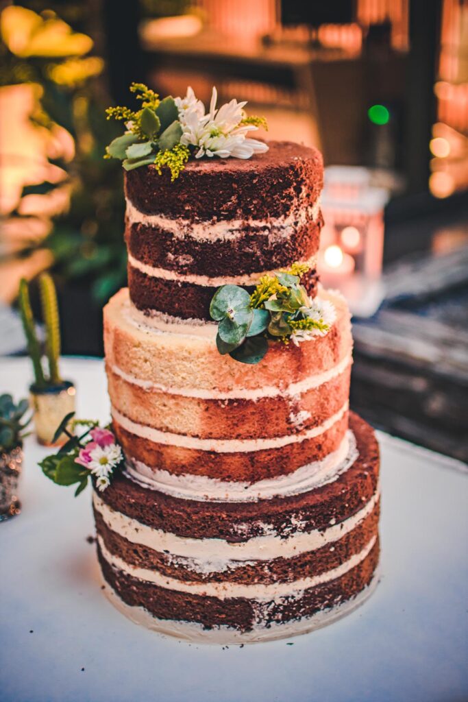 Pastel de boda estilo naked cake con flores naturales en el Hotel Grand Packard