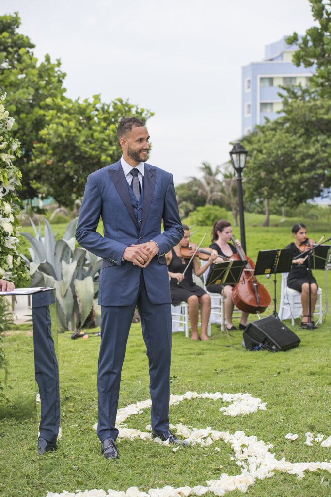 Osmany Juantorena espera a su novia al inicio de la ceremonia de boda en el Hotel Nacional
