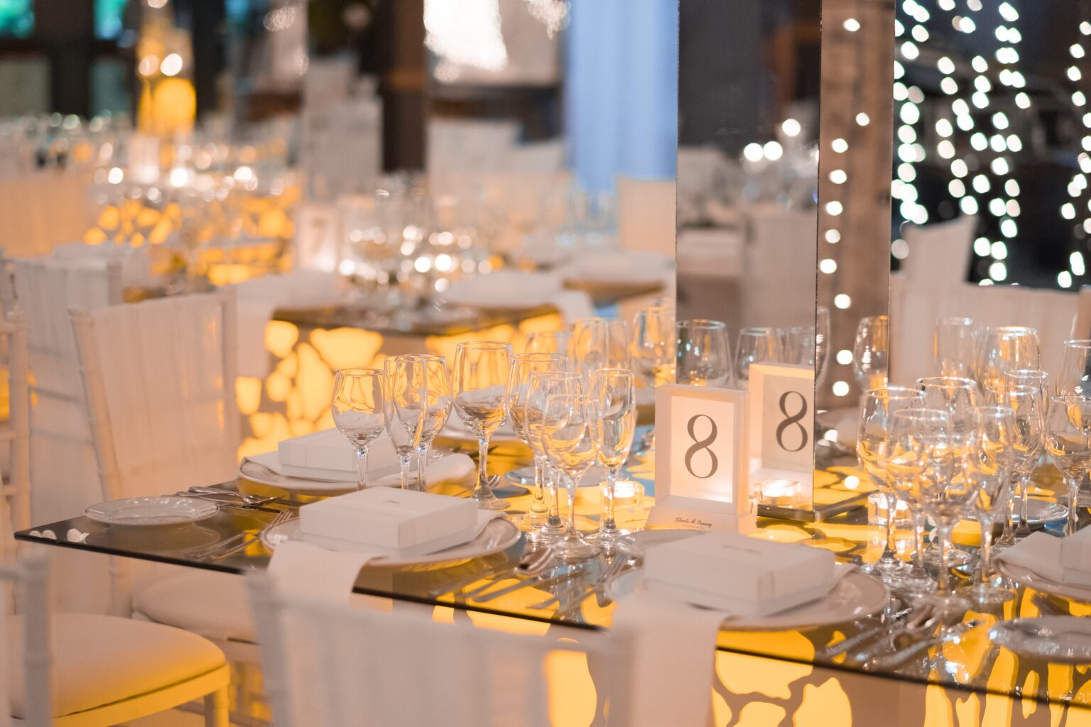Cristal, velas y reflejos dorados transformaron cada mesa en una pequeña escena de lujo envolvente.