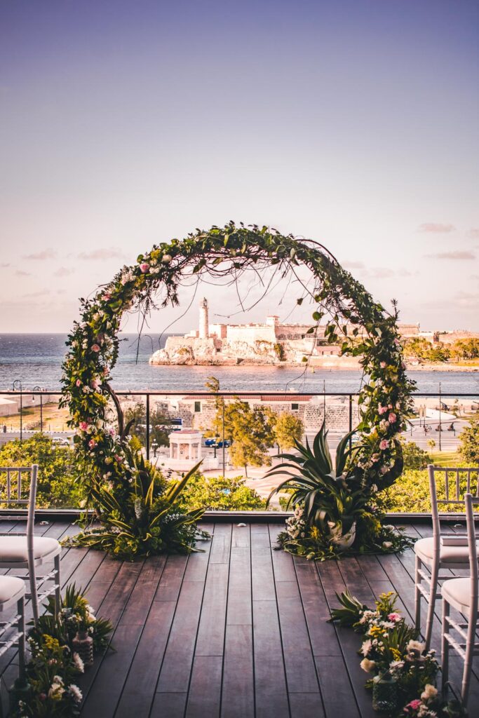 Arco floral circular en terraza del Hotel Grand Packard con vista al mar y la Habana Vieja