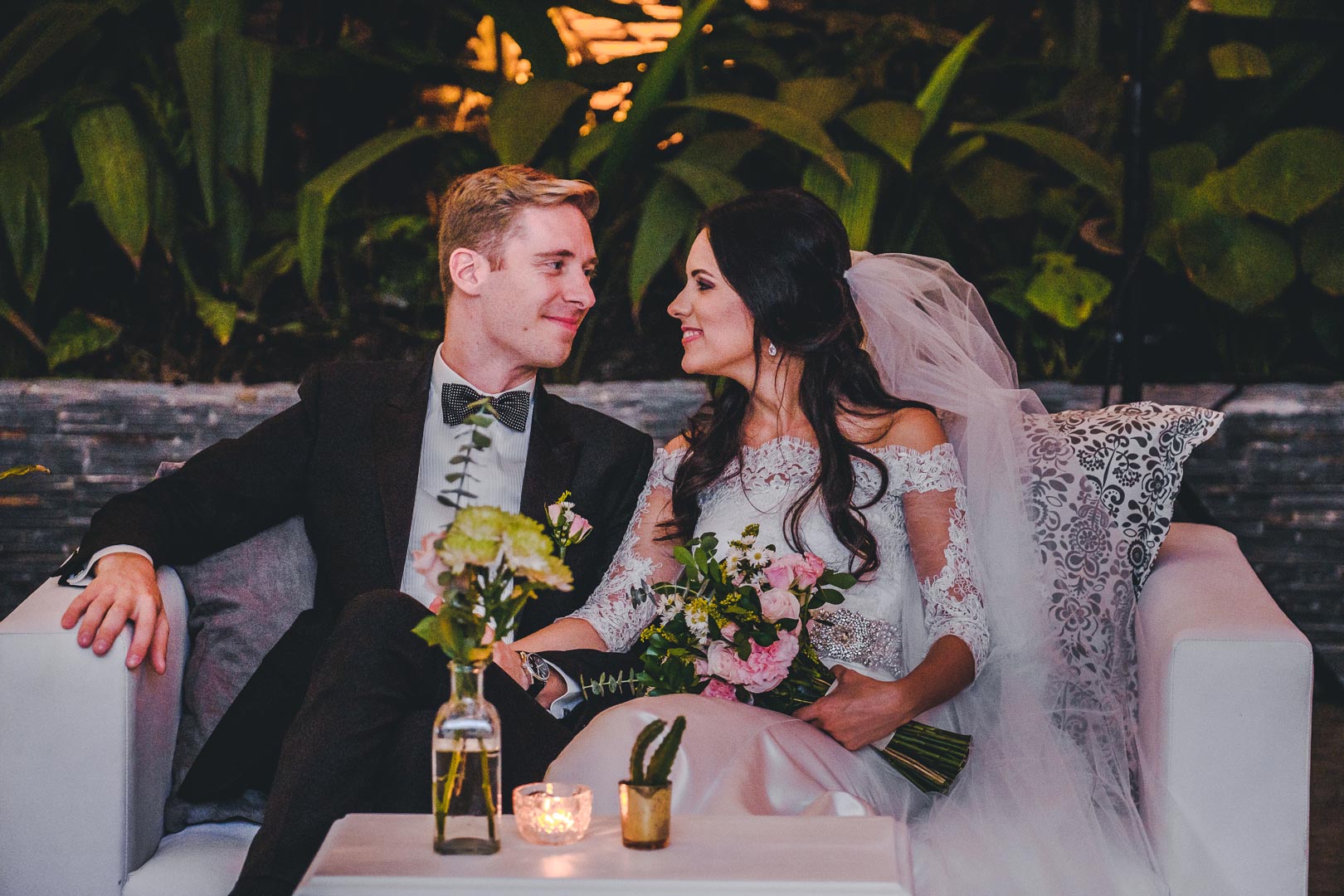 Pareja de novios sentados en sofá elegante en el Hotel Packard