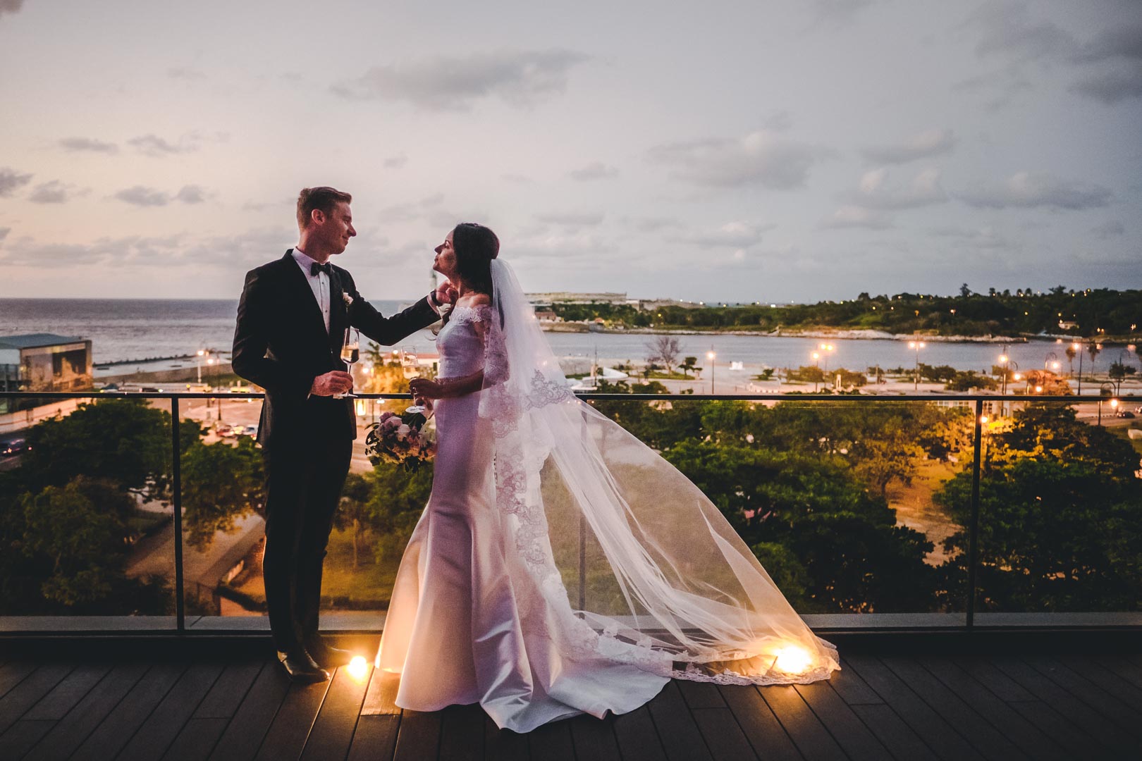 Novios en el balcón del Hotel Packard al atardecer con vista al mar