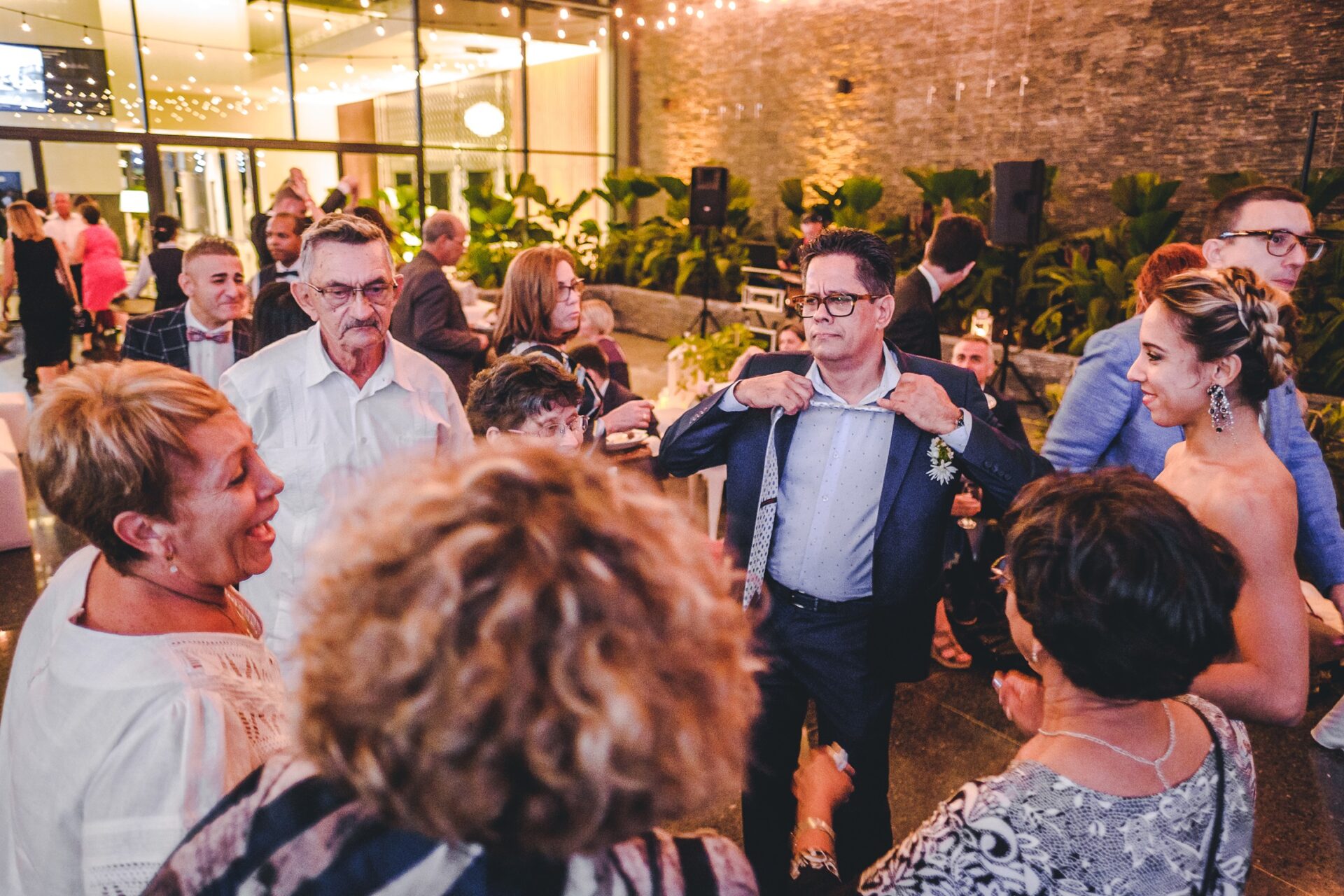 Grupo de invitados conversando y bailando en la recepción del Hotel Grand Packard