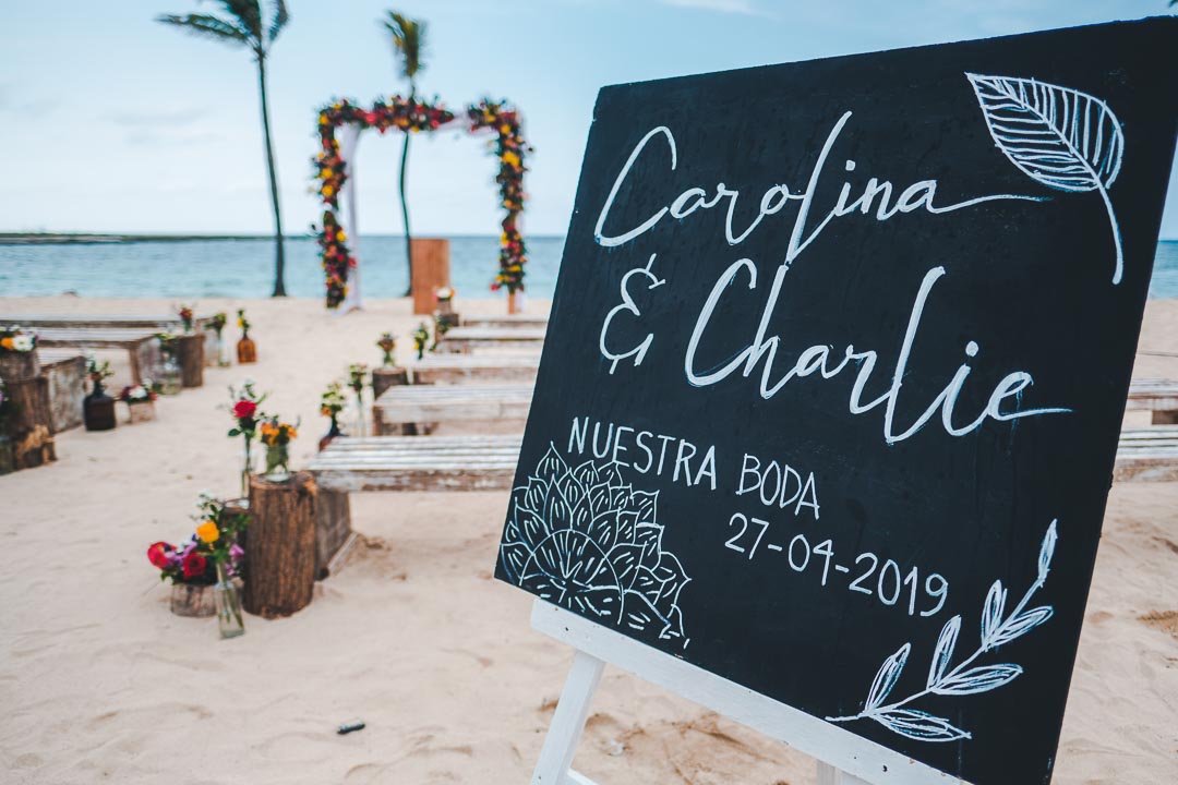 Cartel con los nombres de los novios y fecha de la boda en la playa