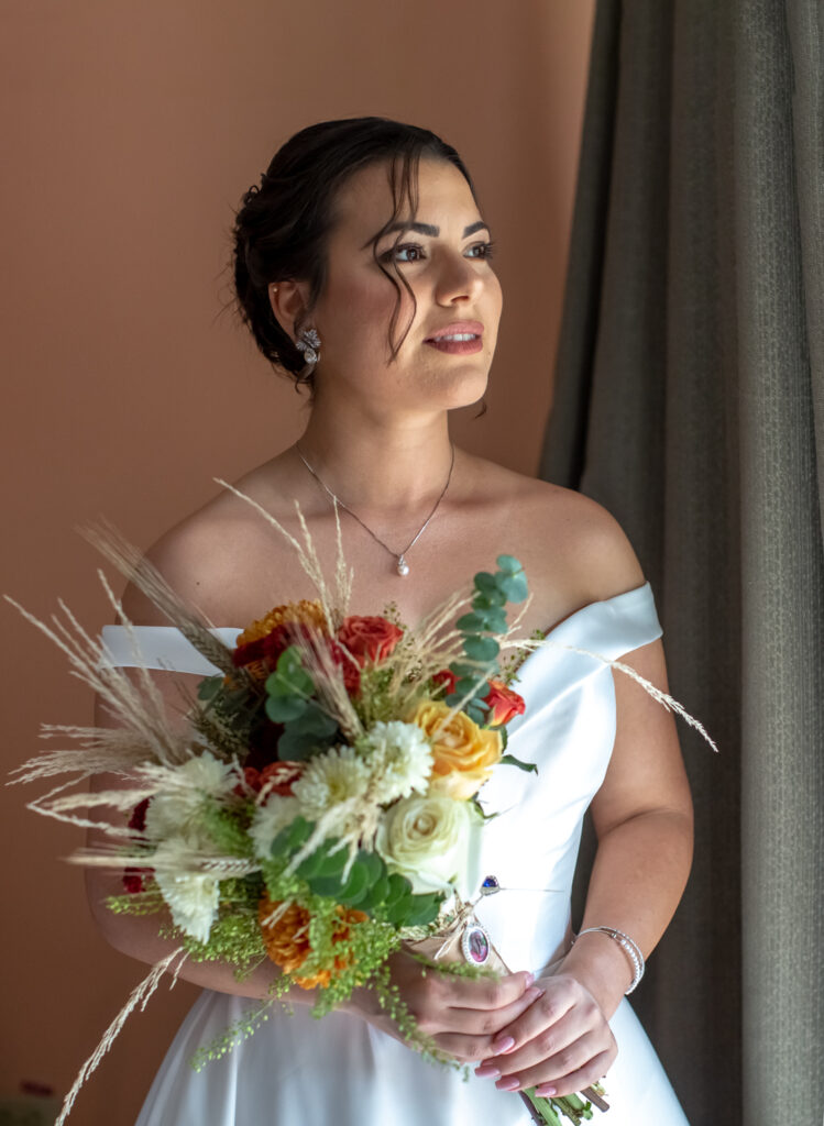 Novia sostiene su ramo de flores antes de la boda en Viñales
