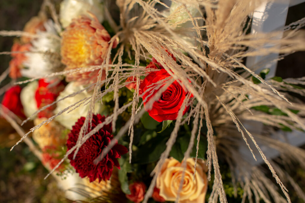 Arreglo floral con rosas y pampas en boda en Viñales