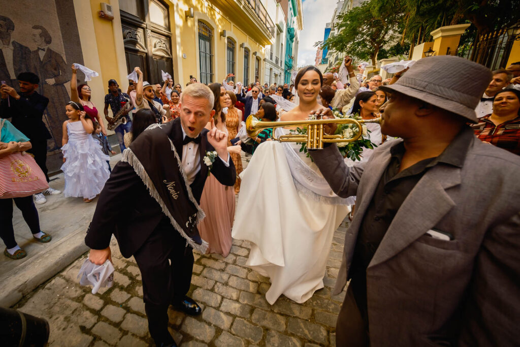 Rumba callejera con zancos y música tras boda en La Habana Vieja