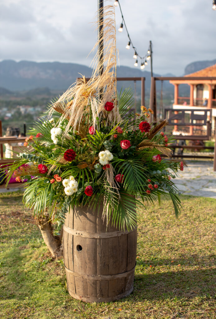 Arreglo de flores en barril de madera en boda en Viñales