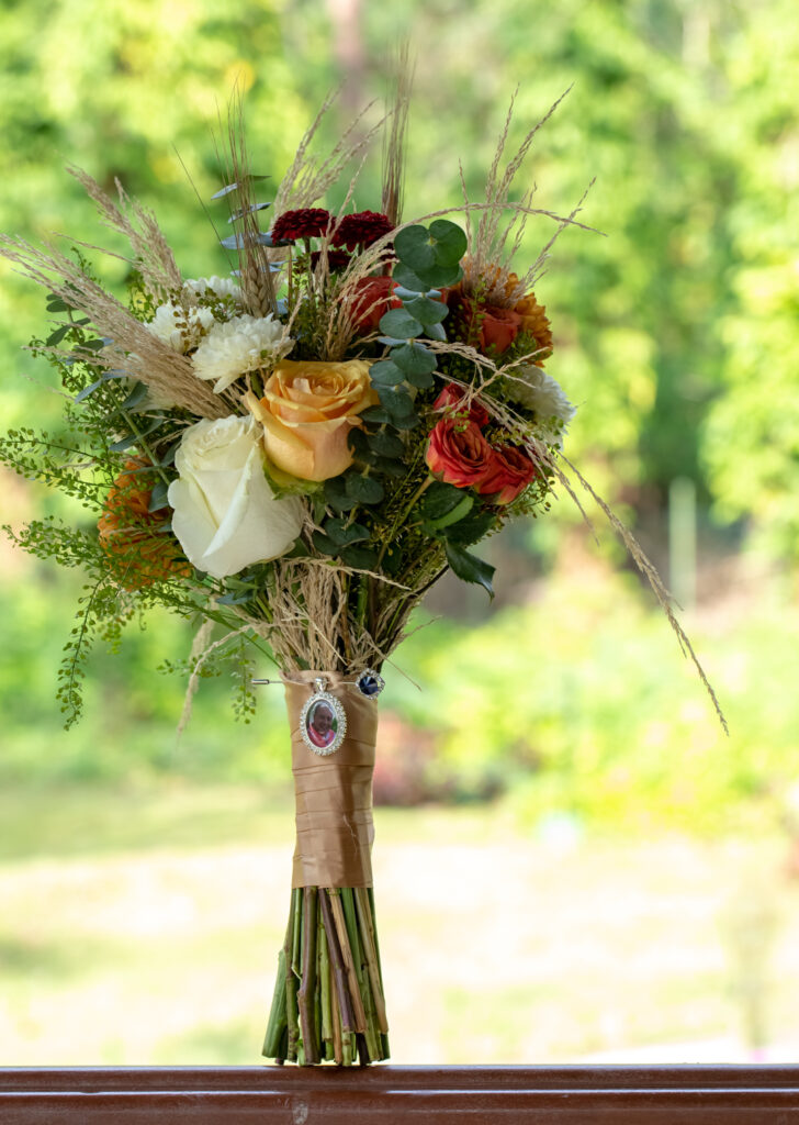 Ramo de novia con rosas y flores silvestres en una boda en Viñales
