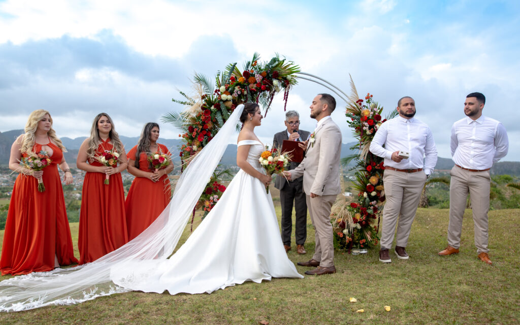 Novios en el altar con damas de honor y testigos durante la ceremonia en Viñales