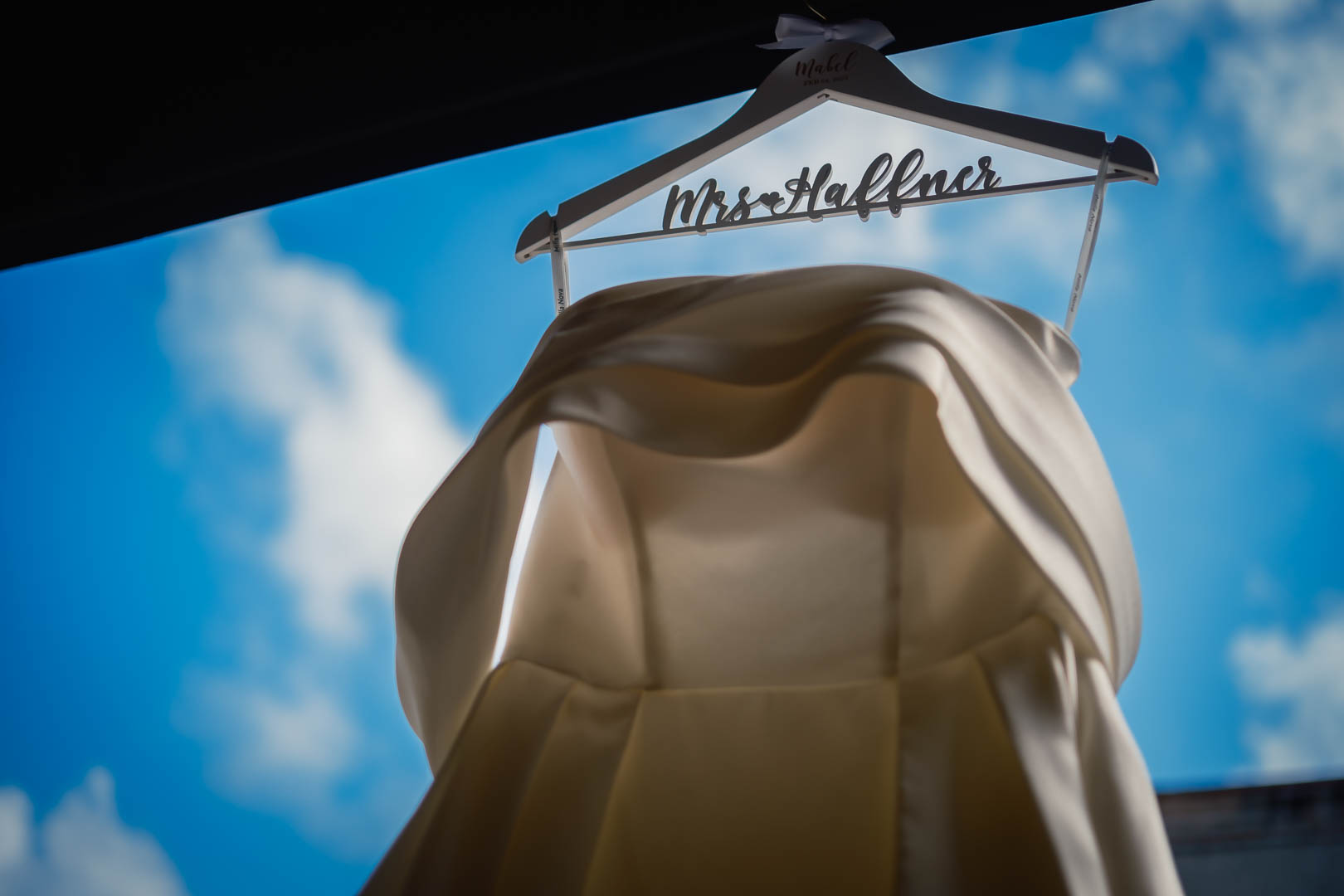 Vestido de novia blanco colgado sobre cielo azul en La Habana Vieja