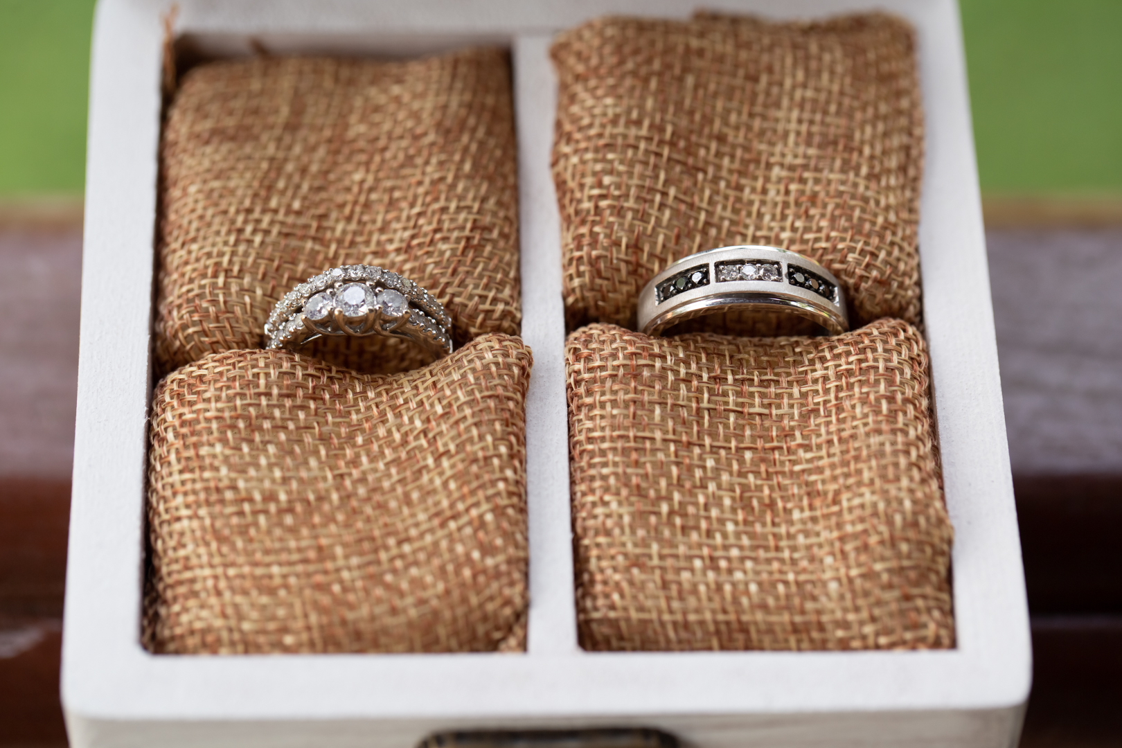 Anillos de boda en Viñales sobre base rústica