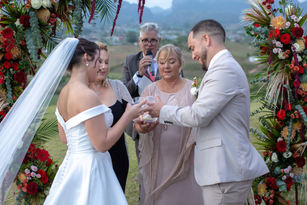 Pareja en su boda en Viñales uniendo arena como símbolo de unión