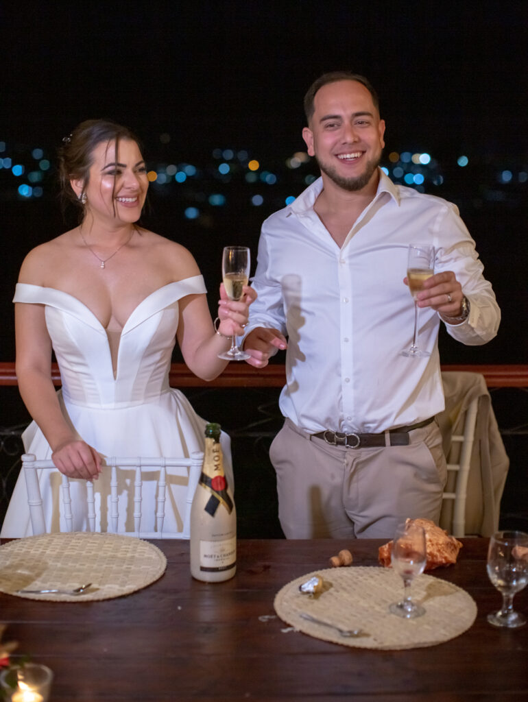Novios levantando las copas en un brindis durante su boda en Viñales