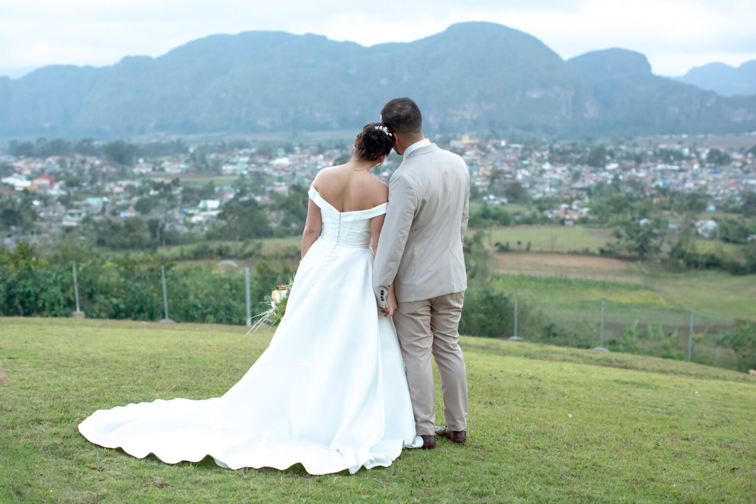 Novios de espaldas mirando el paisaje durante su boda en Viñales