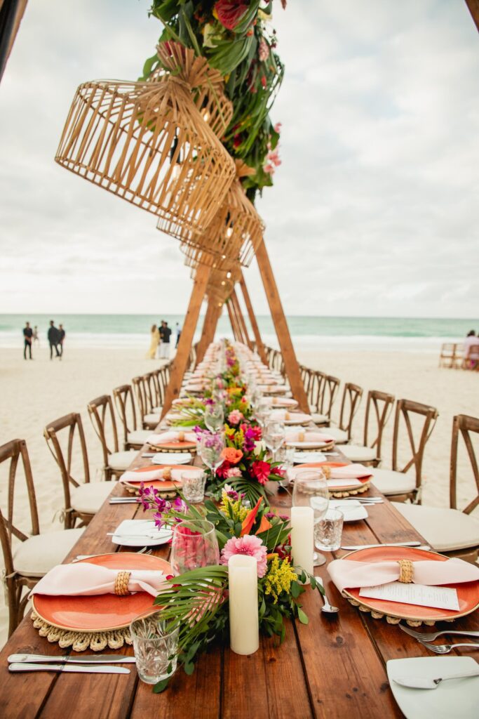 Detalle del arreglo floral en línea sobre la mesa de la cena durante la boda