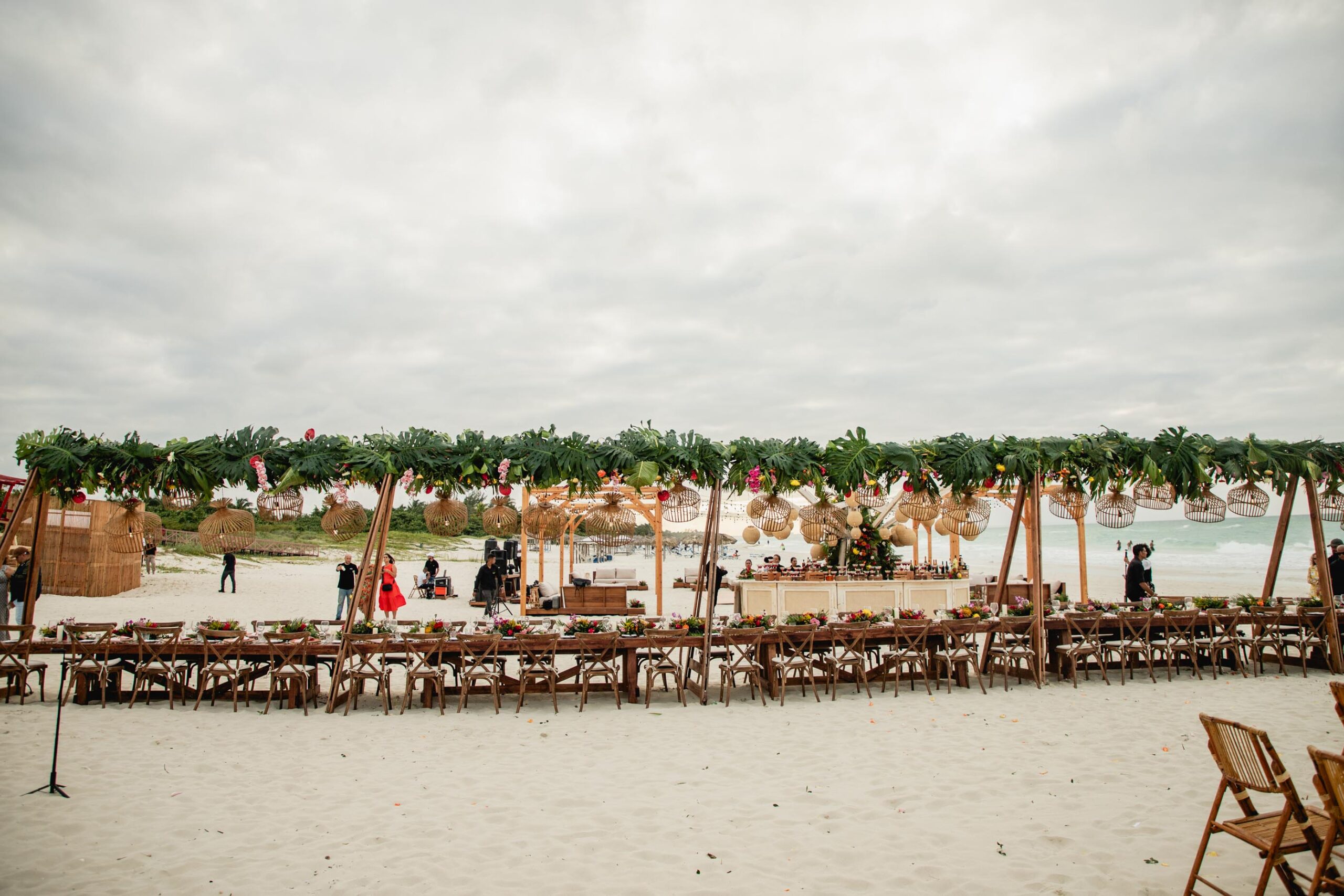 Vista completa de la mesa decorada desde la ceremonia de la boda, con detalles florales y luces