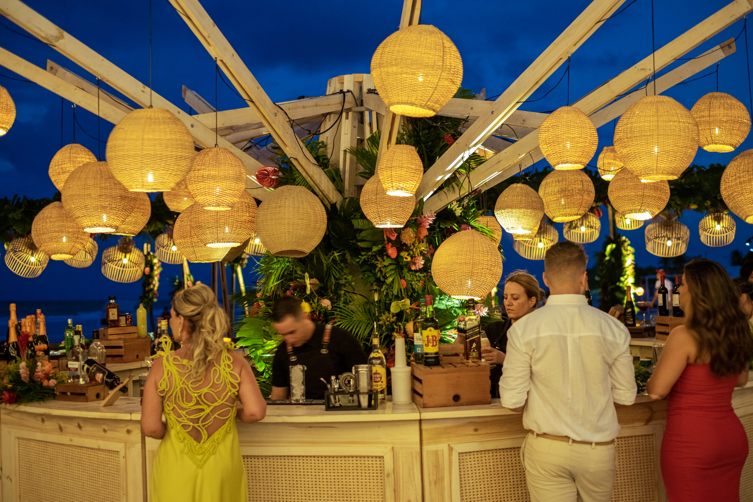 Primer plano del bar redondo decorado con lámparas de mimbre en la boda de Alba y Renato en Melia Internacional de Varadero.