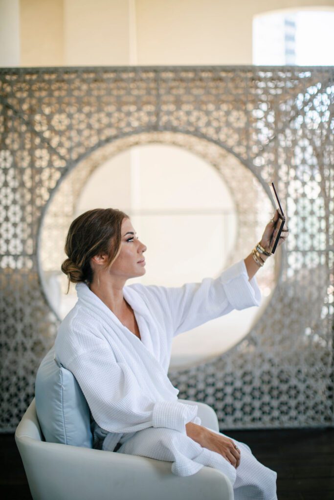 Elena Tablada durante los preparativos de su boda en el Hotel Packard, fotografiada por Volvoreta.