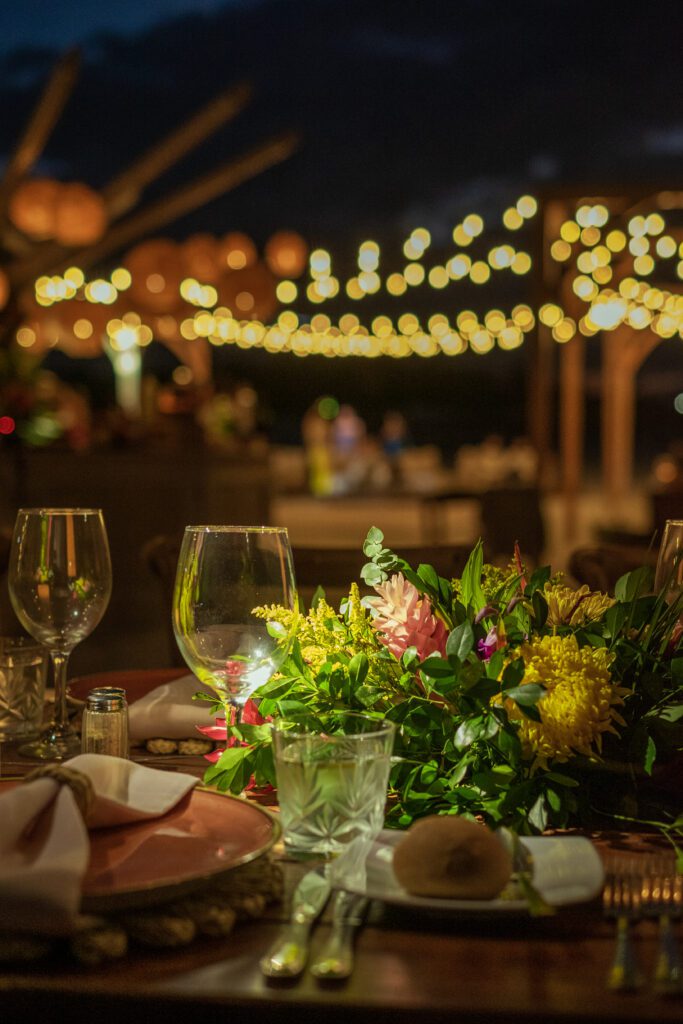 Primer plano de la decoración floral de la mesa en la boda de Alba y Renato en Varadero.