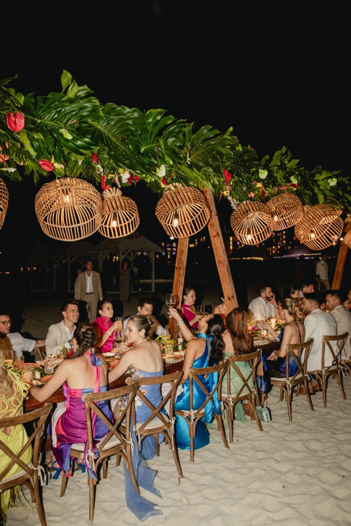 Brindis con invitados a lo largo de la mesa decorada durante la boda en Varadero.