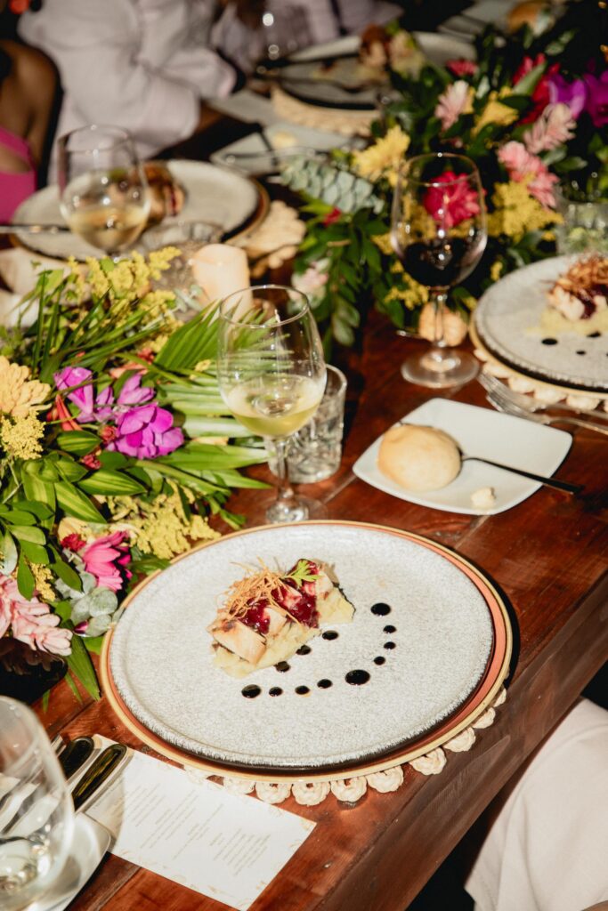 Uno de los platos del menú diseñado por el Meliá Internacional, destacando por su presentación gourmet y sabores exquisitos.