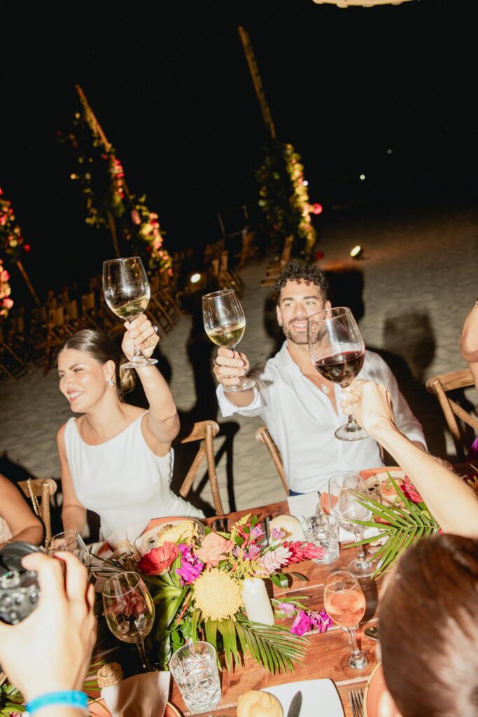 Invitados alzando sus copas durante el brindis en la boda de Alba y Renato en Varadero