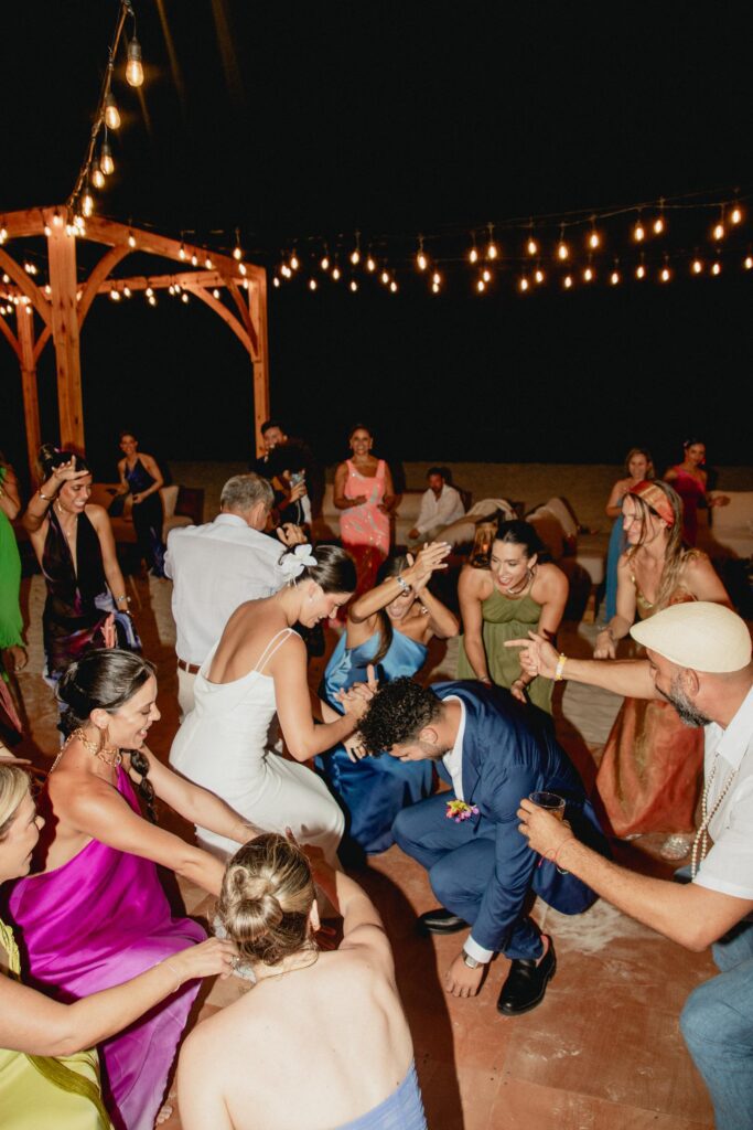 Invitados bailando y divirtiéndose al máximo en la pista durante la celebración de la boda