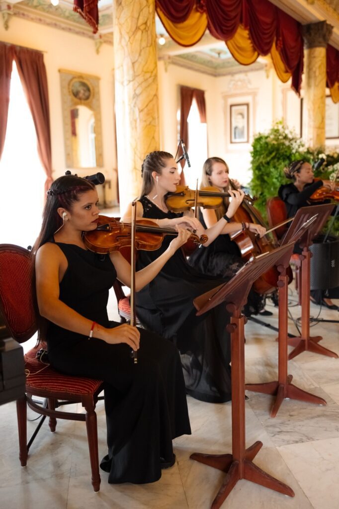 Violinistas en vivo creando un ambiente sofisticado.