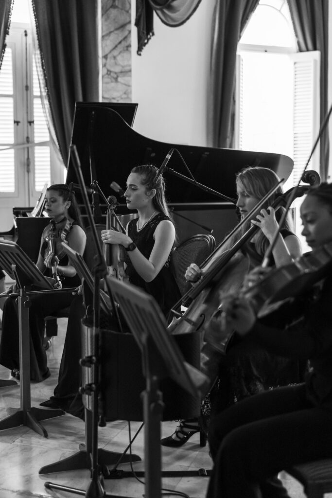 Violinistas en una boda, aportando un toque clásico y elegante.