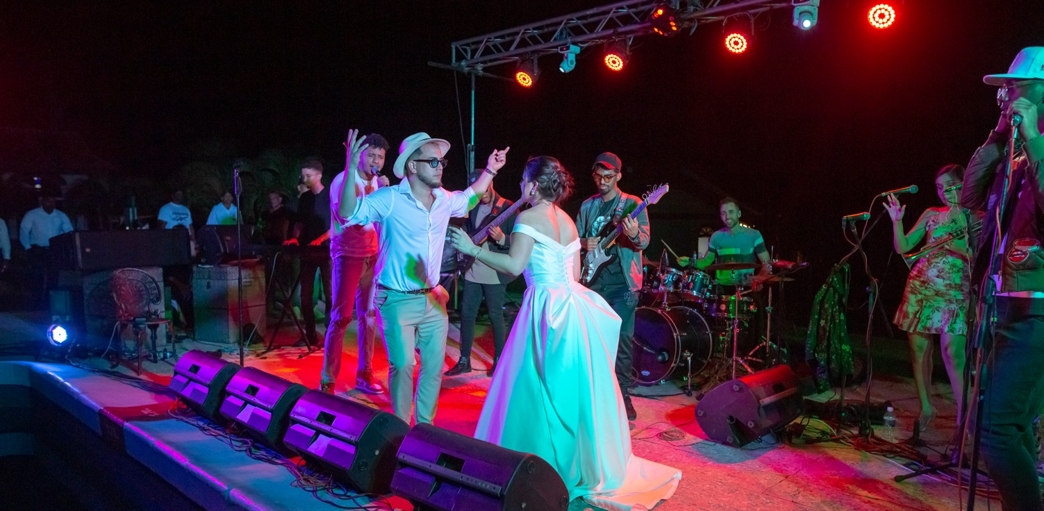 Músicos en vivo durante la ceremonia de boda, creando un ambiente emotivo.