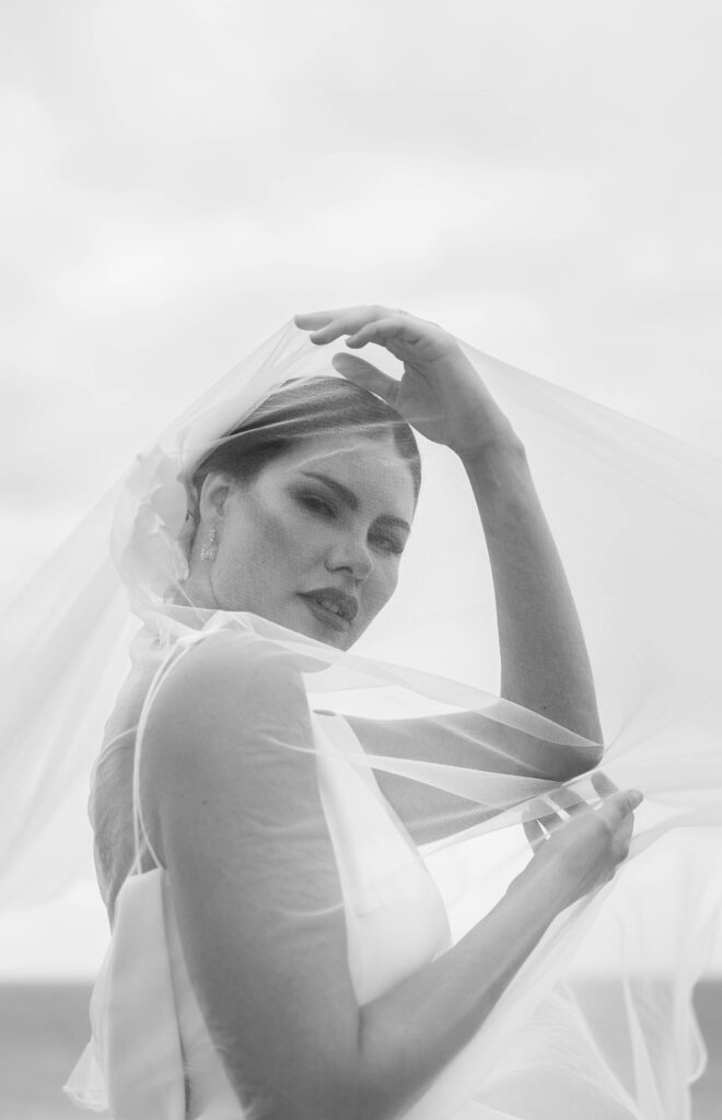 Alba posando en blanco y negro en el balcón del Meliá Internacional de Varadero durante su sesión preboda.