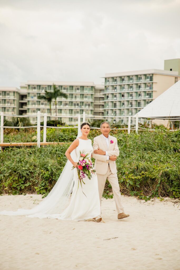 Mientras Renato espera la novia entrando con su padre por el túnel decorado en su boda en el Meliá Internacional de Varadero