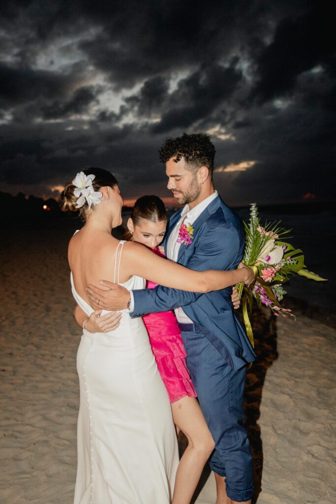 Alba y Renato abrazando a la hija de Renato, quien expresó su deseo de tener un hermano después de la boda