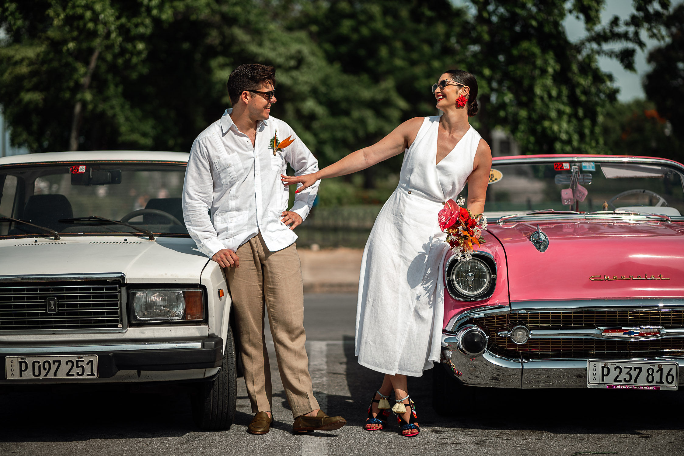 Amanda posa junto al auto clásico rosado y Leo con el Lada, reflejando sus personalidades y momentos únicos de esta sesión preboda.