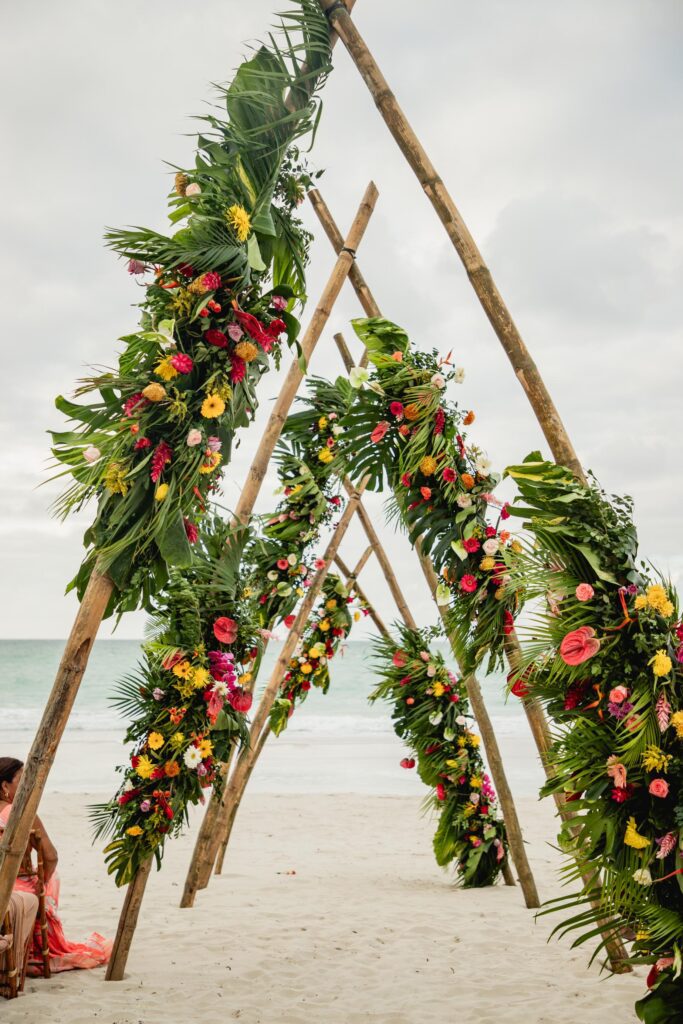 El túnel decorado con bambú y flores tropicales lleva al altar, creando un escenario espectacular en el Meliá Internacional de Varadero.