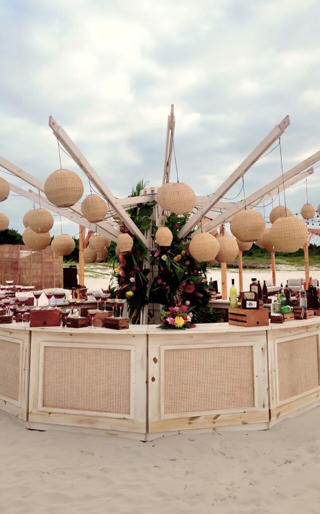 Bar redondo decorado con lámparas de mimbre en la boda de Alba y Renato en el Meliá Internacional de Varadero